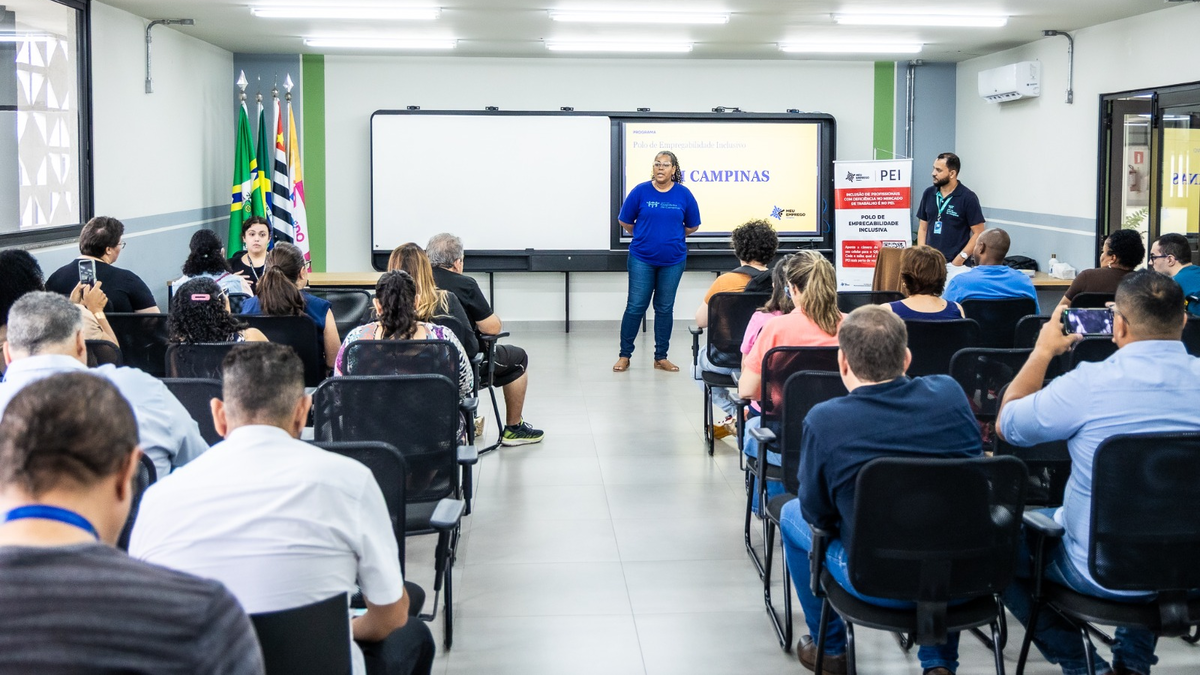 Participantes acompanham apresentação do Polo de Empregabilidade Inclusivo em uma sala.