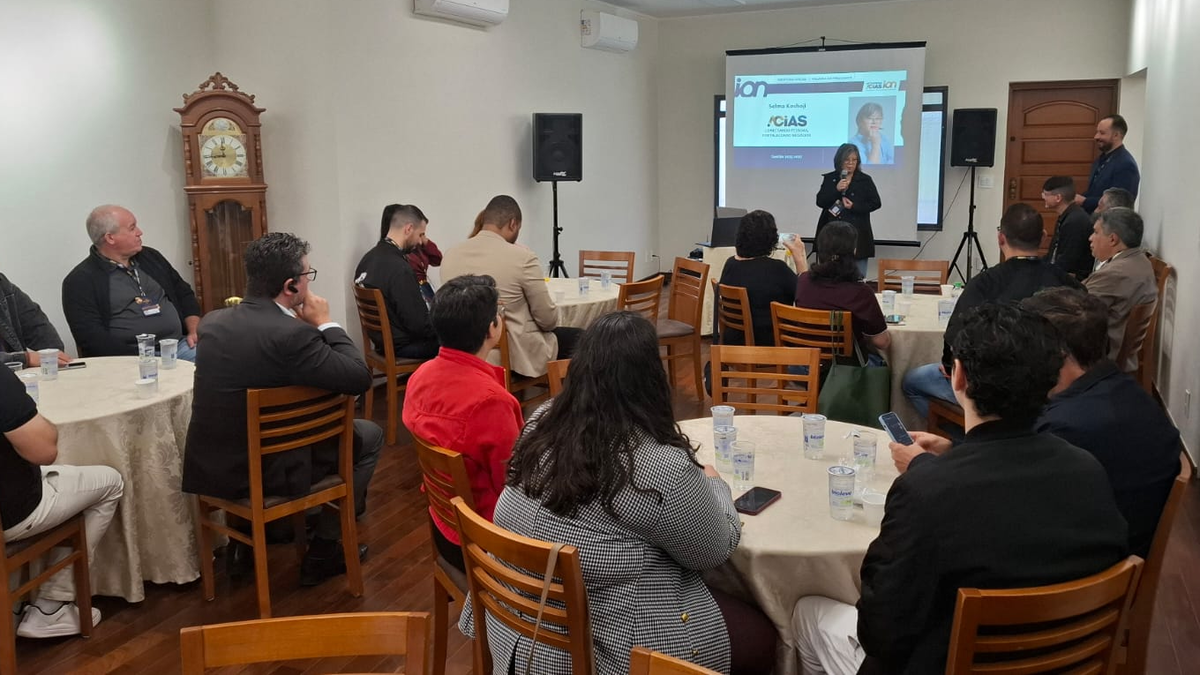 Participantes acompanham apresentação durante encontro do grupo ACIAS ION