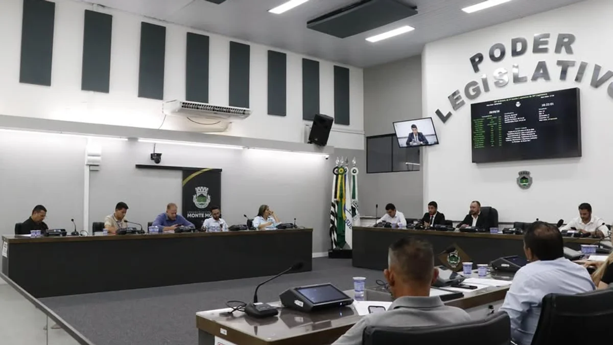 Plenário da Câmara Municipal de Monte Mor durante votação de projeto em sessão ordinária