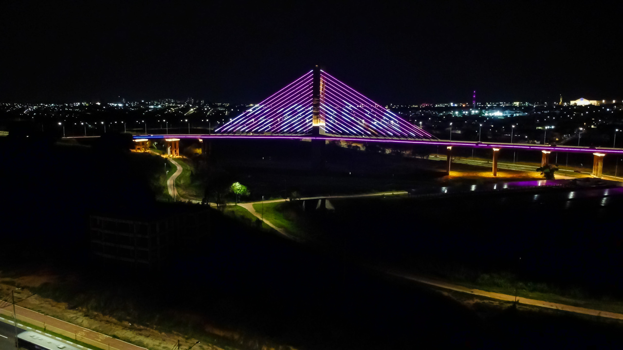 Ponte Estaiada de Hortolândia brilha com iluminação especial da campanha Outubro Rosa