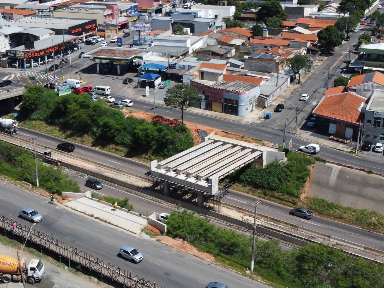 Viaduto sobre a Rodovia SP-101 em Hortolândia Recebe Içamento de Vigas