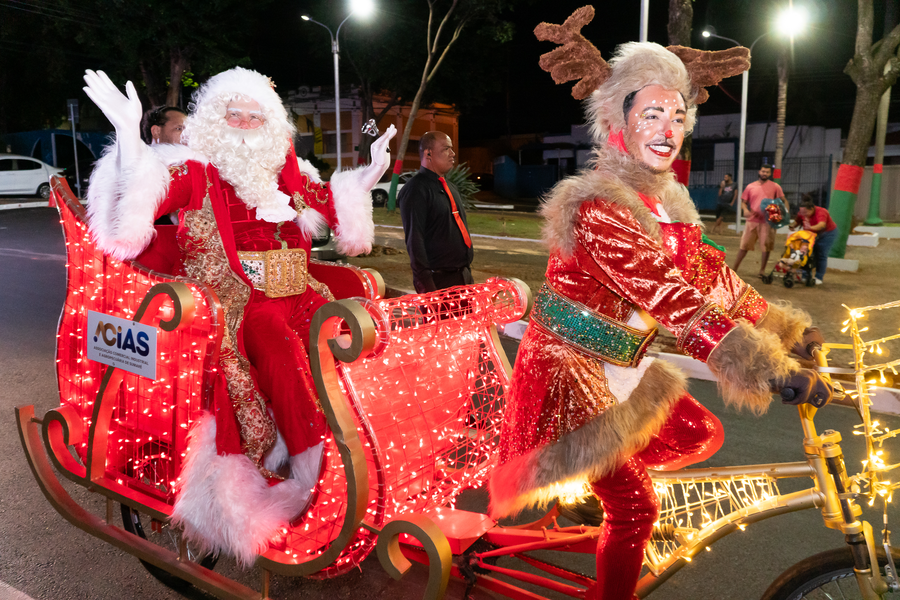 Parada Mágica de Natal da ACIAS promete encantar Sumaré com mais de 30 personagens