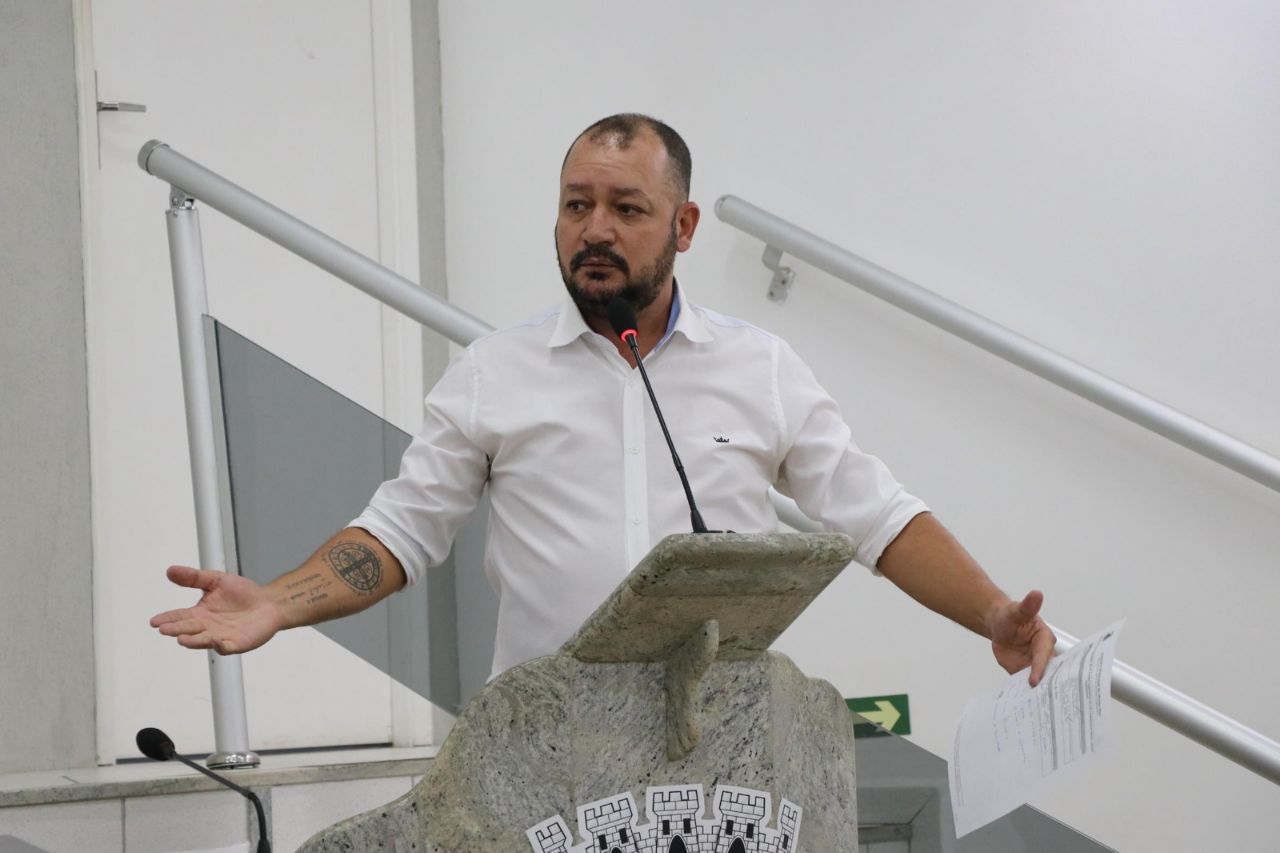 Vereador Beto Carvalho desmente prefeito sobre pagamento de salários e critica falta de execução de emendas