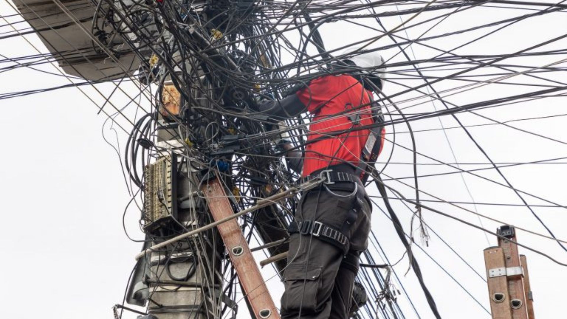 Monte Mor aprova lei para retirada de fios inutilizados e reforça segurança urbana