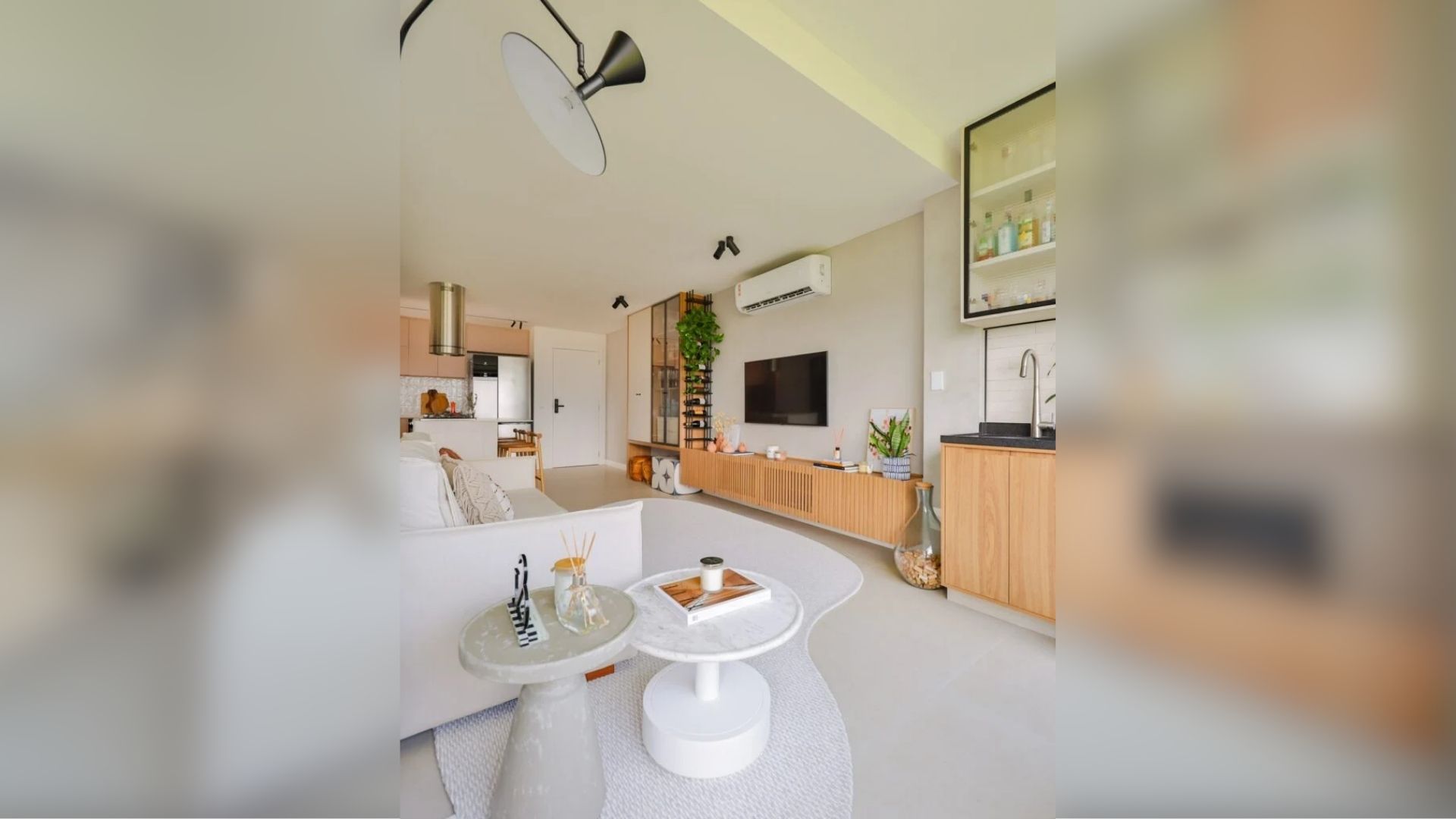 Paleta de cores amplia visualmente a sala de estar em tendência de ambientes aconchegantes