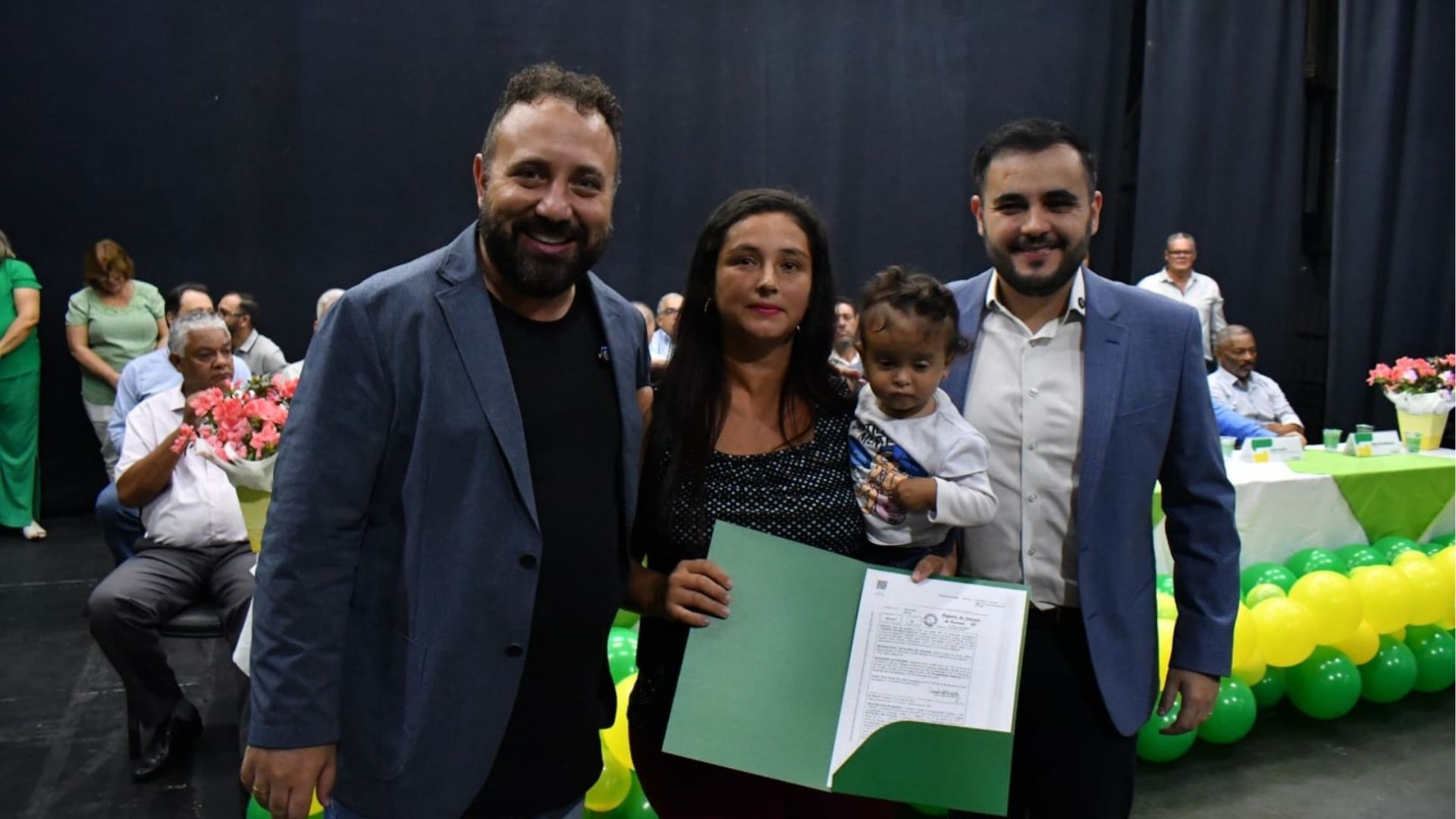 Prefeitura de Sumaré entrega títulos e termos no Anfiteatro de Nova Veneza