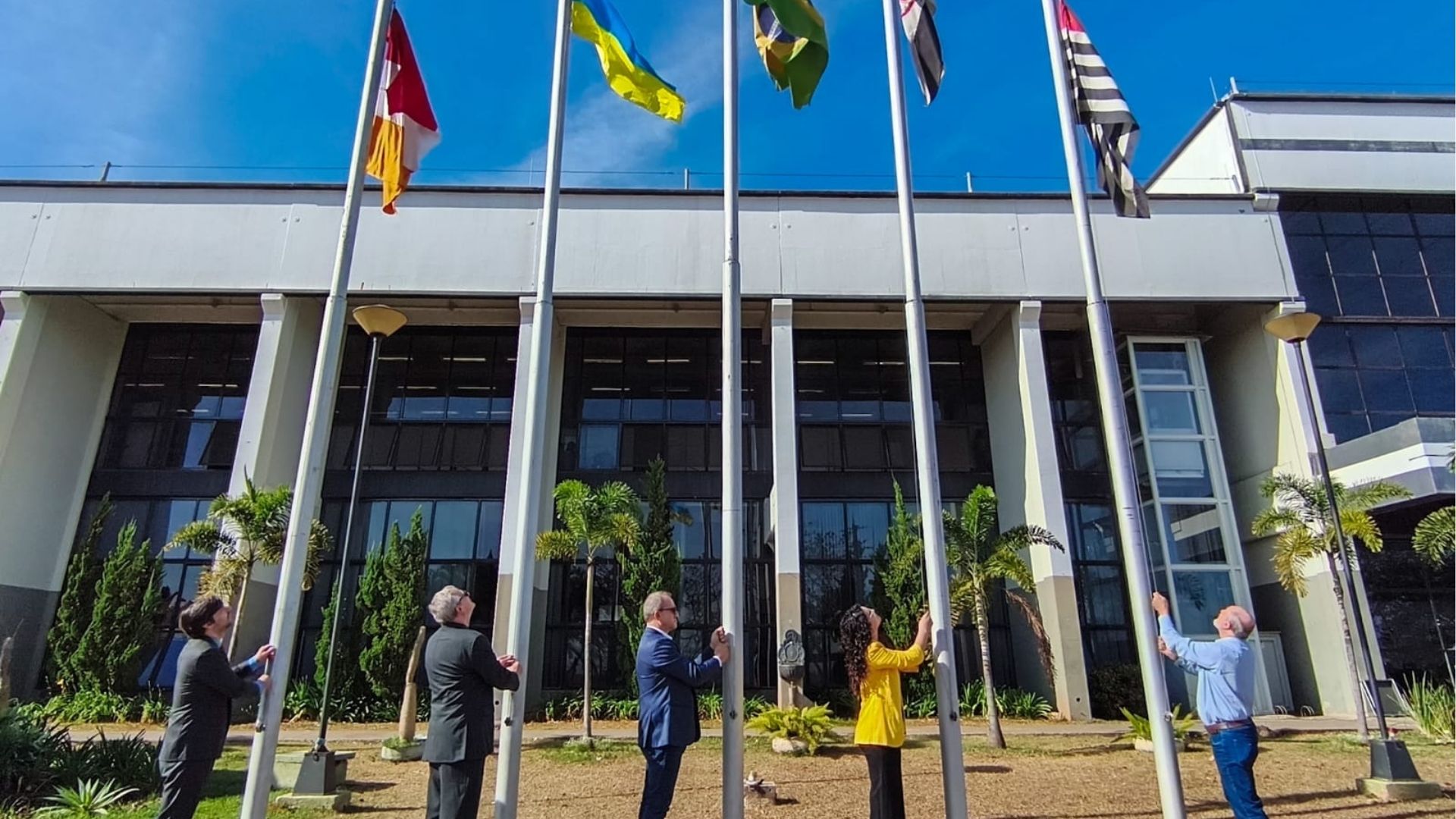 Nova Odessa celebra aniversário de Odesa em frente à Prefeitura