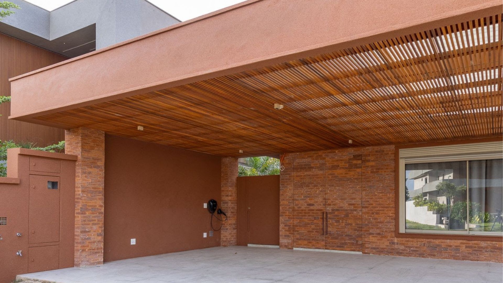 Tijolinho aparente mantém presença constante em projetos residenciais