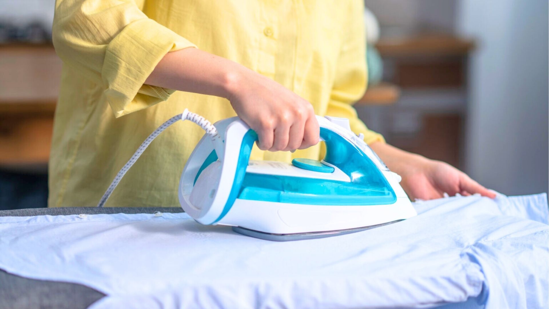 Dica: como desamassar roupas sem usar ferro