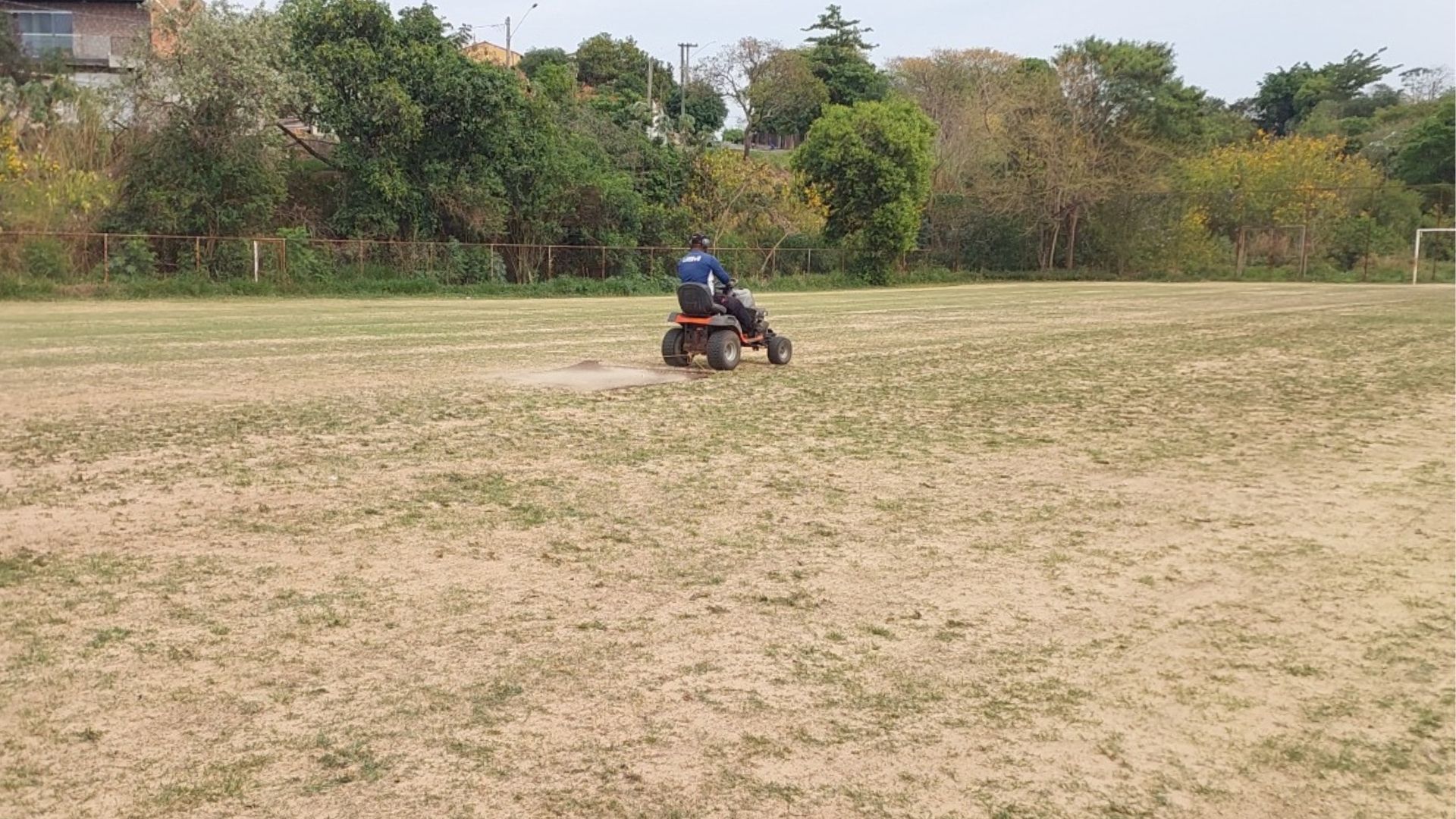 Prefeitura revitaliza campos de futebol em Monte Mor