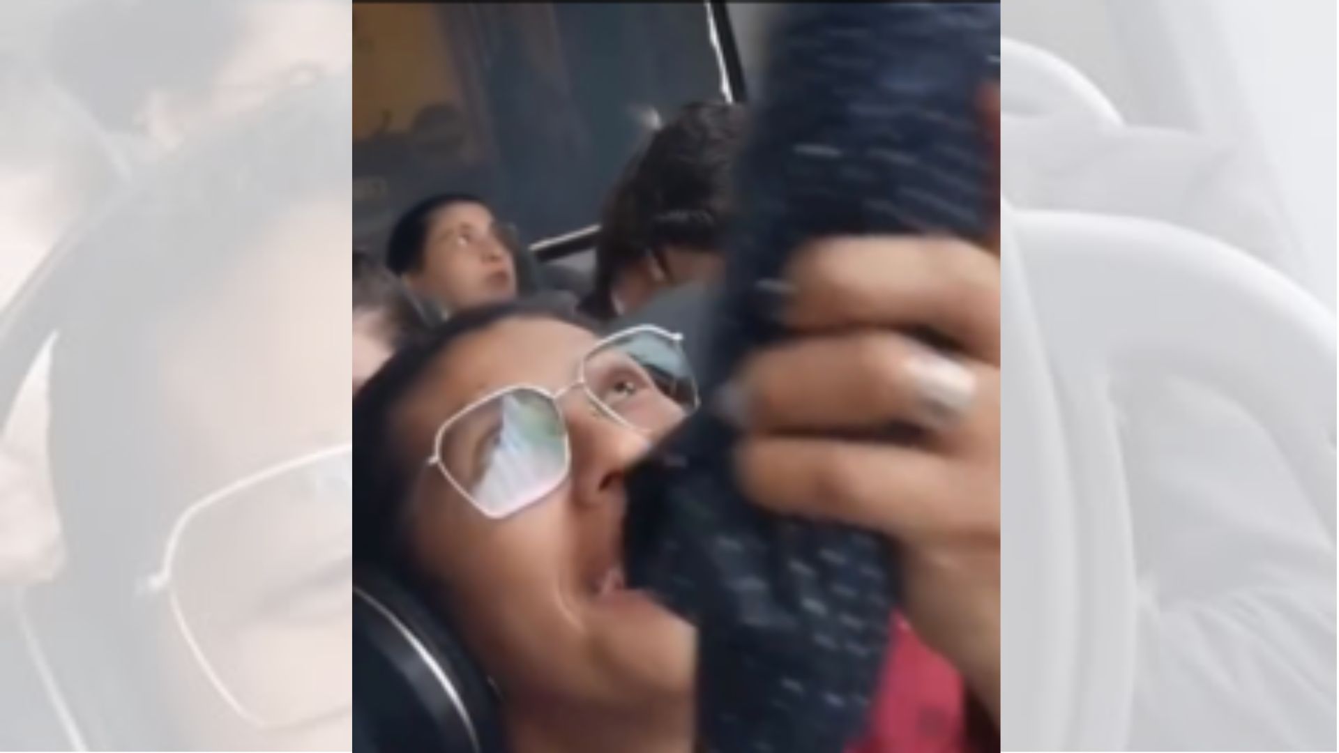 Passageira abre guarda-chuva em ônibus de Sumaré por goteira