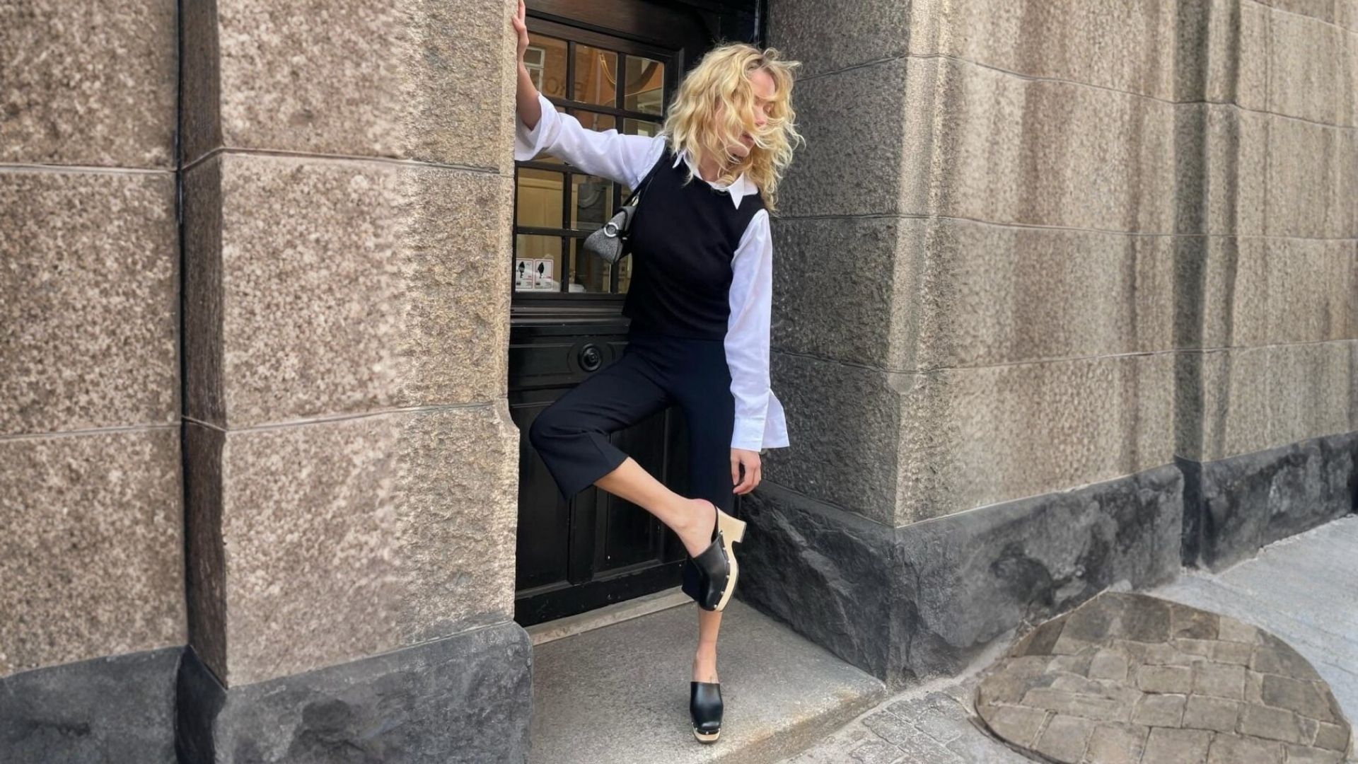 Tamanco de madeira deve dominar a moda no verão 2026