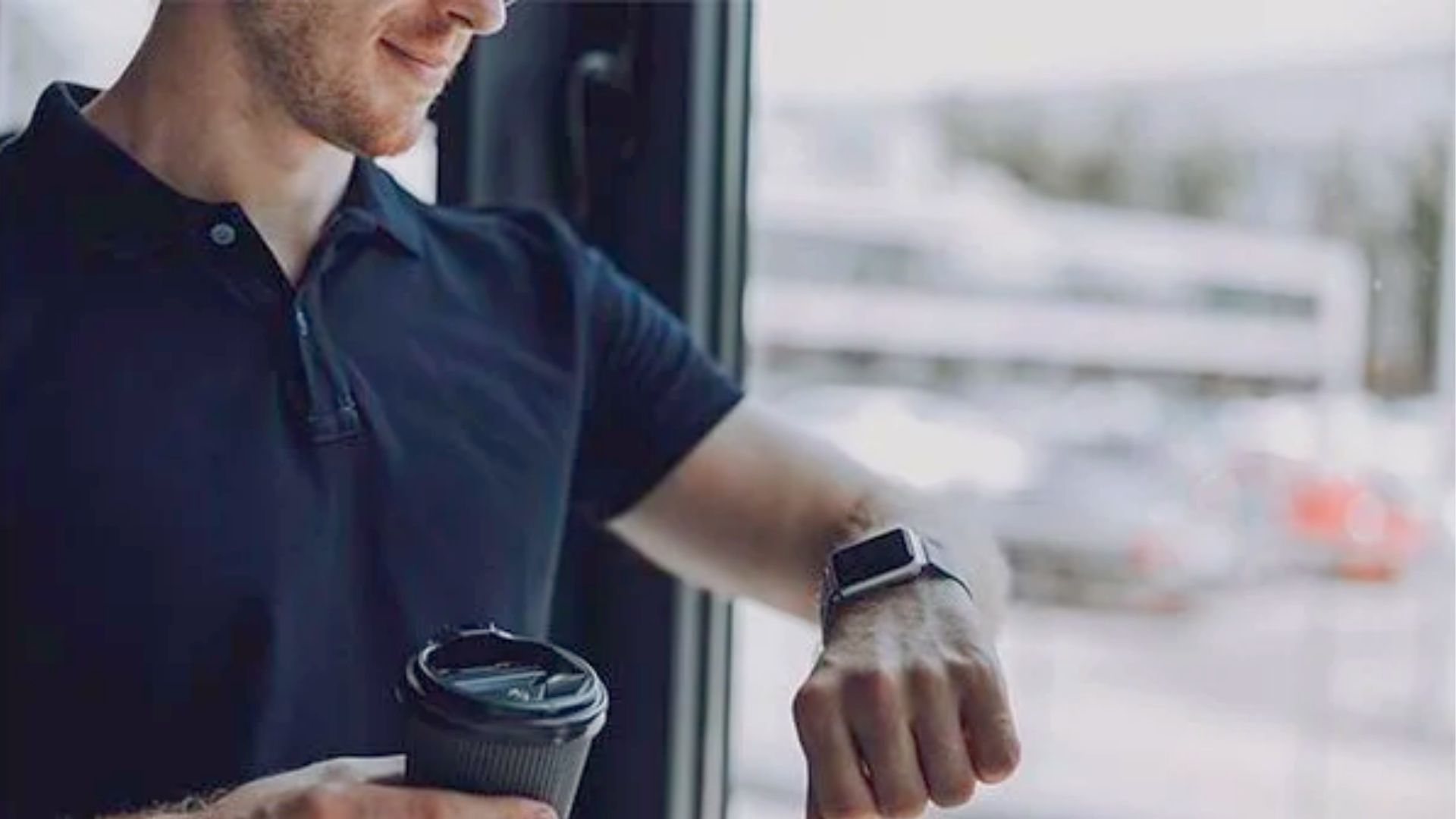 Moda: polo masculina volta como peça versátil para as festas