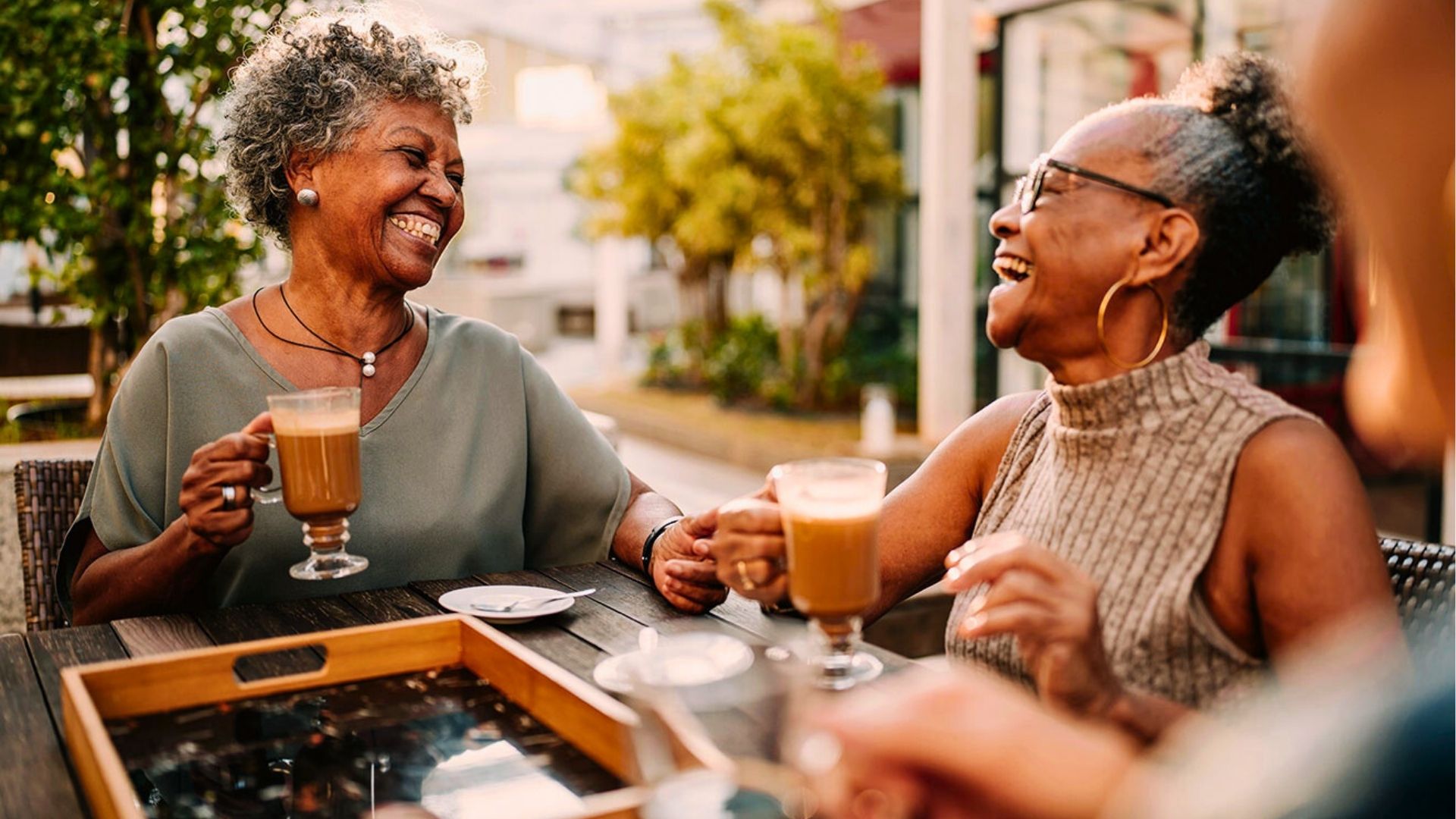 Saúde da mulher na terceira idade: cuidados para pele, ossos, quedas e mente