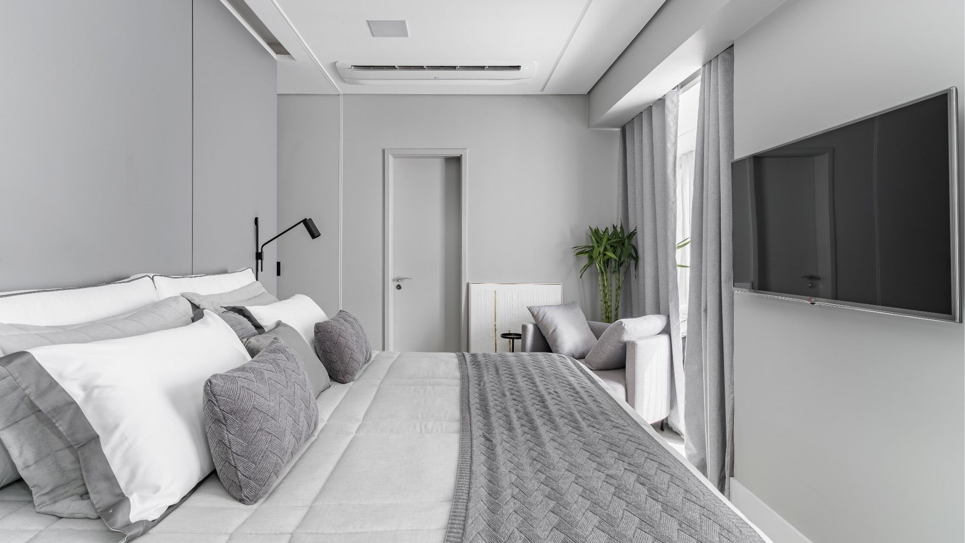 Dormitórios: sair do básico com suíte integrada e boiseries