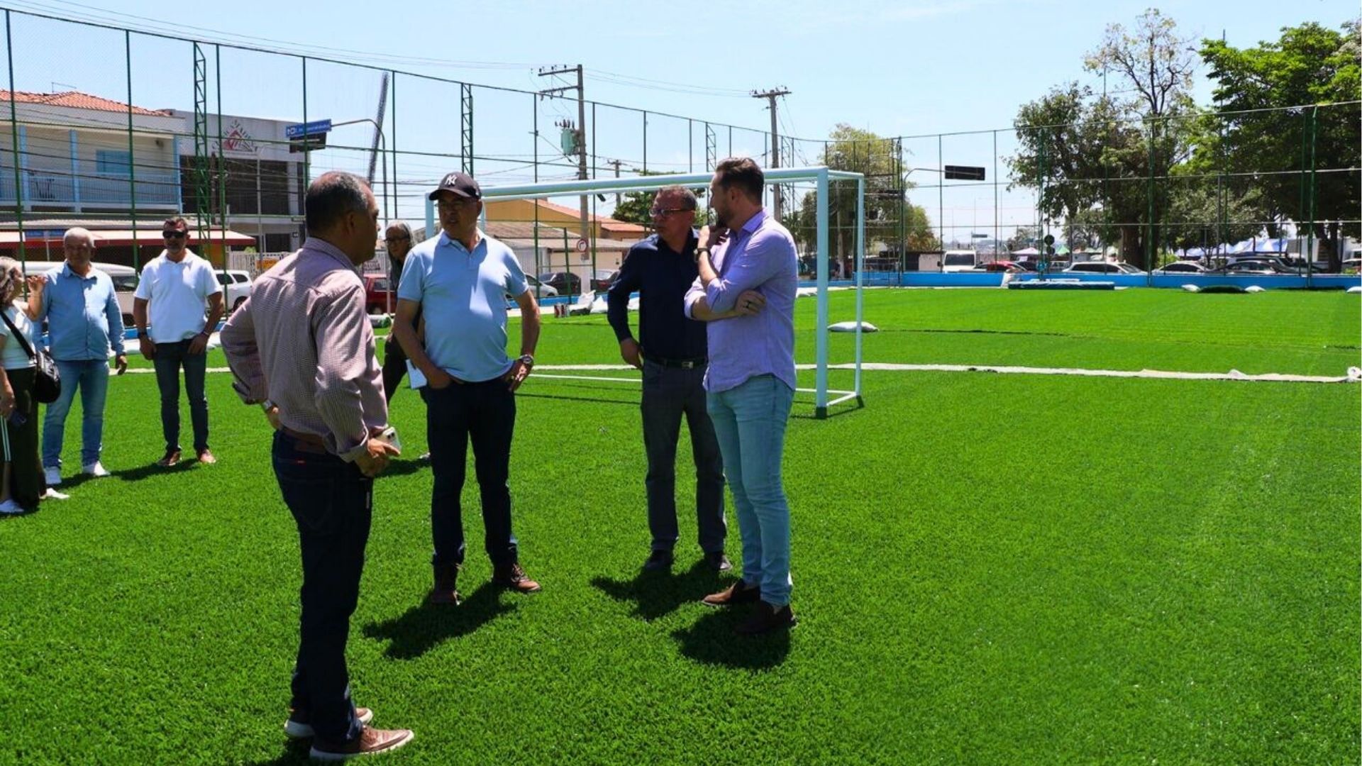 Prefeito vistoria campo society no Jardim Amanda, em Hortolândia