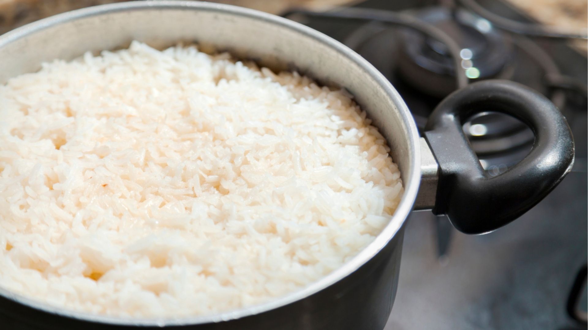 Saúde: arroz cozido fora da geladeira pode causar intoxicação; refrigerar em até 2 horas