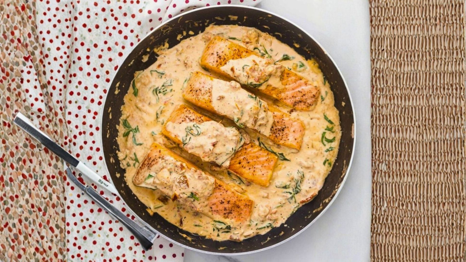 Receita: salmão ao molho branco para impressionar no almoço ou jantar