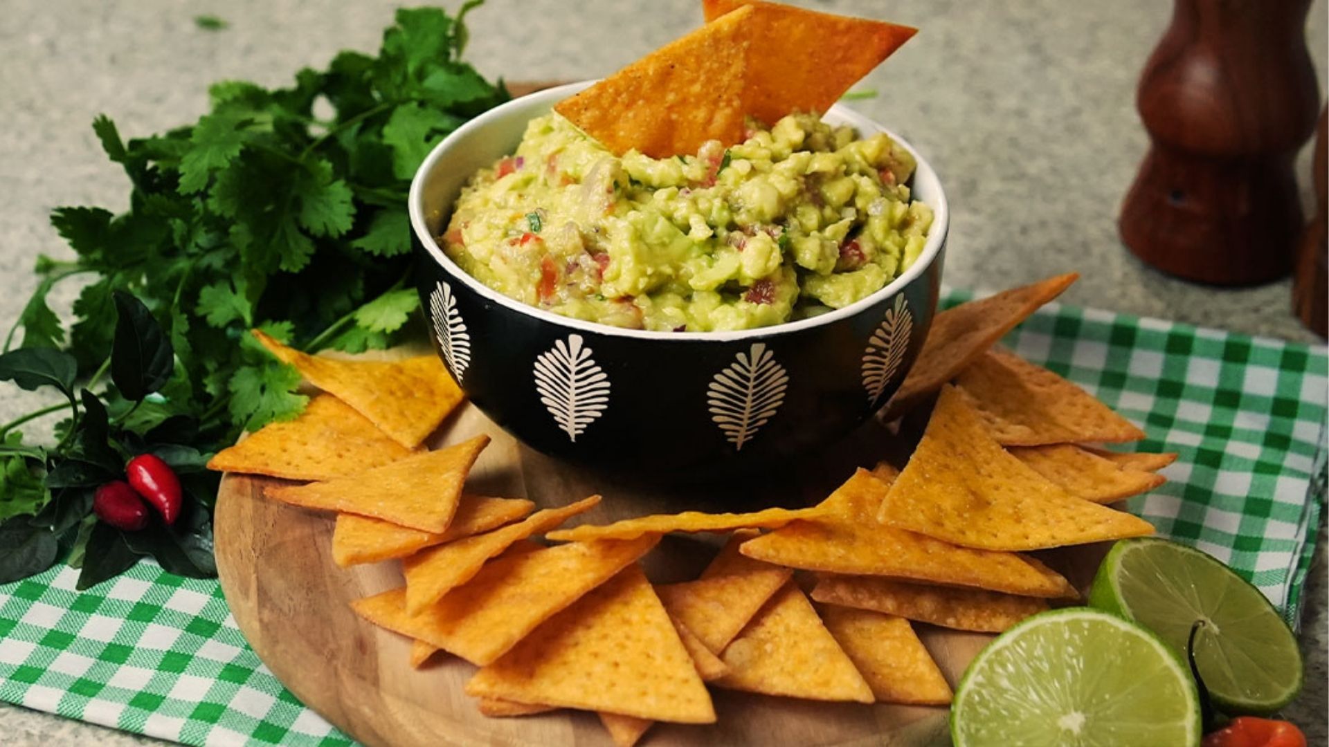 Gastronomia: nachos assados na airfryer com guacamole caseiro