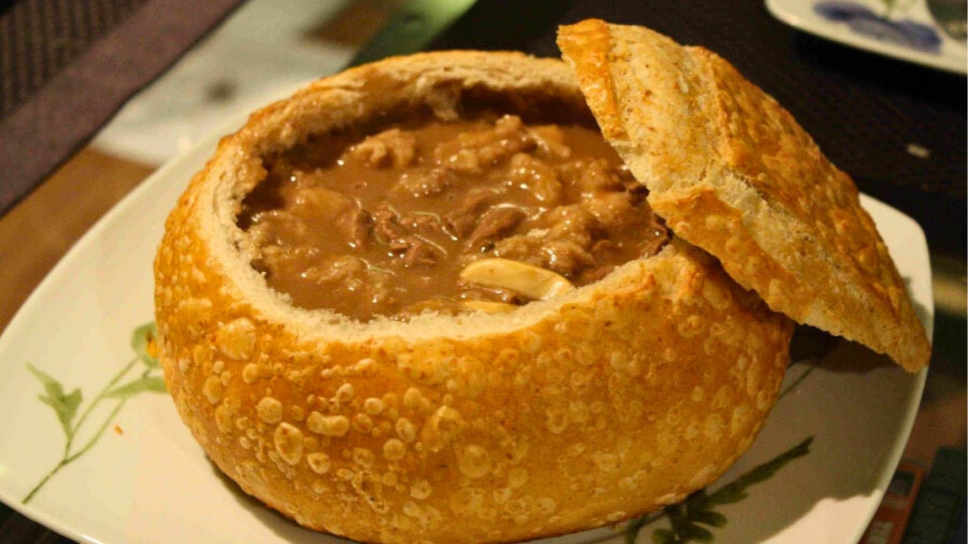 Gastronomia: três receitas de pães — estrogonofe, ervas e torresmo