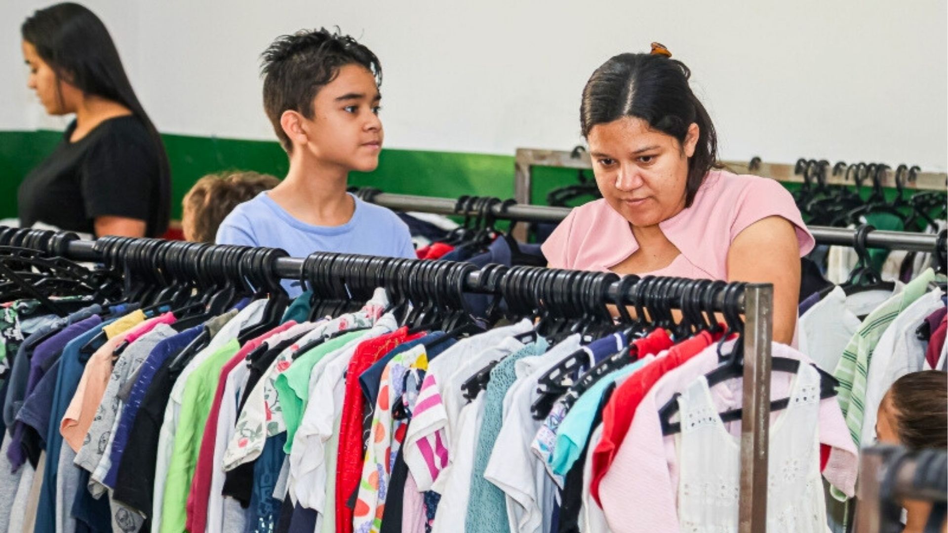 Fundo Social doa 605 peças de roupa em Paulínia