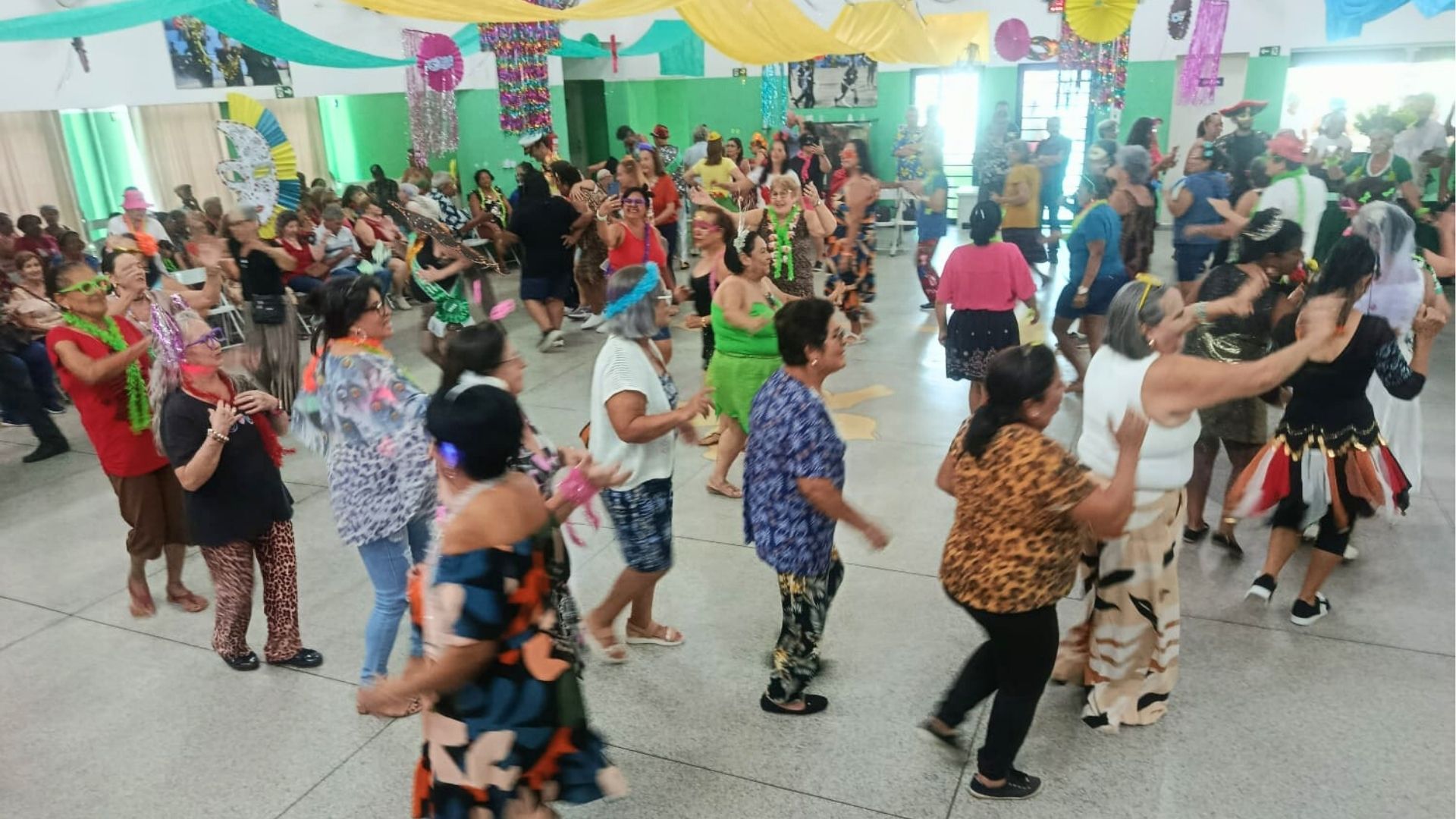 Baile de Carnaval da Melhor Idade reúne mais de 250 participantes em Sumaré